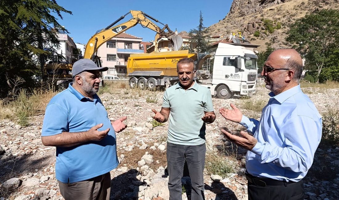 Afyonkarahisar İl Müftülüğünün yeni hizmet binasının temeli gerçekleştirilen dua ile atıldı.