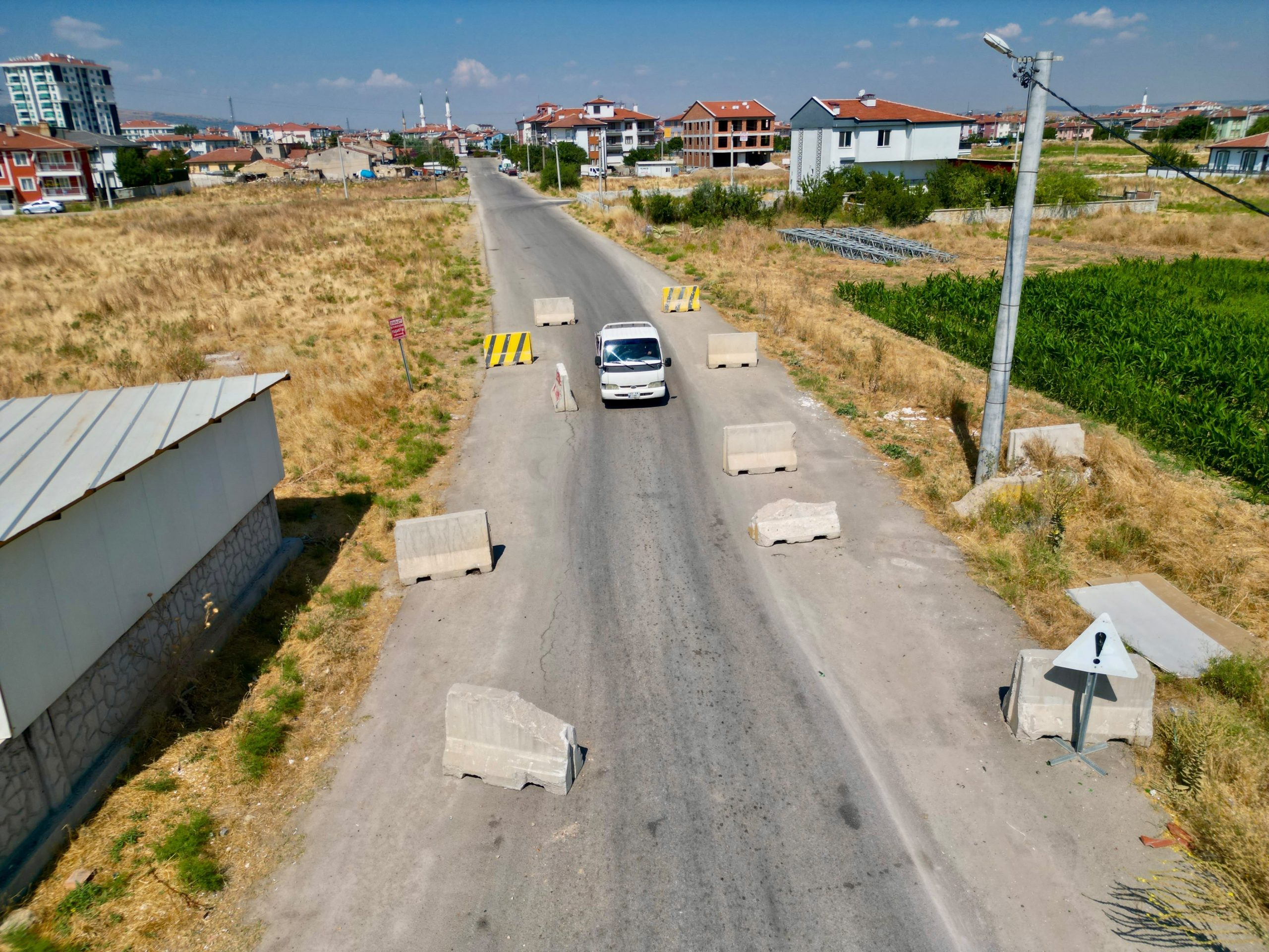 Mahalle sakinlerini çileden çıkaran 'beton bariyer' bilmecesi 2 Mahalle sakinlerini çileden çıkaran 'beton bariyer' bilmecesi