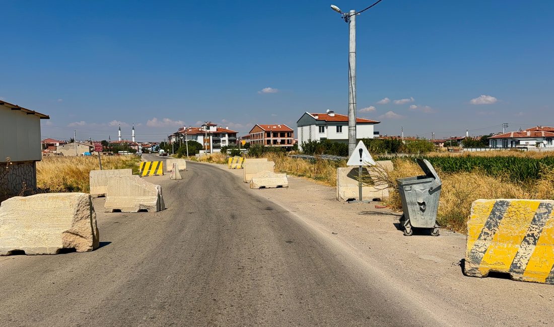 Afyonkarahisar kent merkezinde ki bir mahallede bulunan yola gelişigüzel yerleştirilen beton