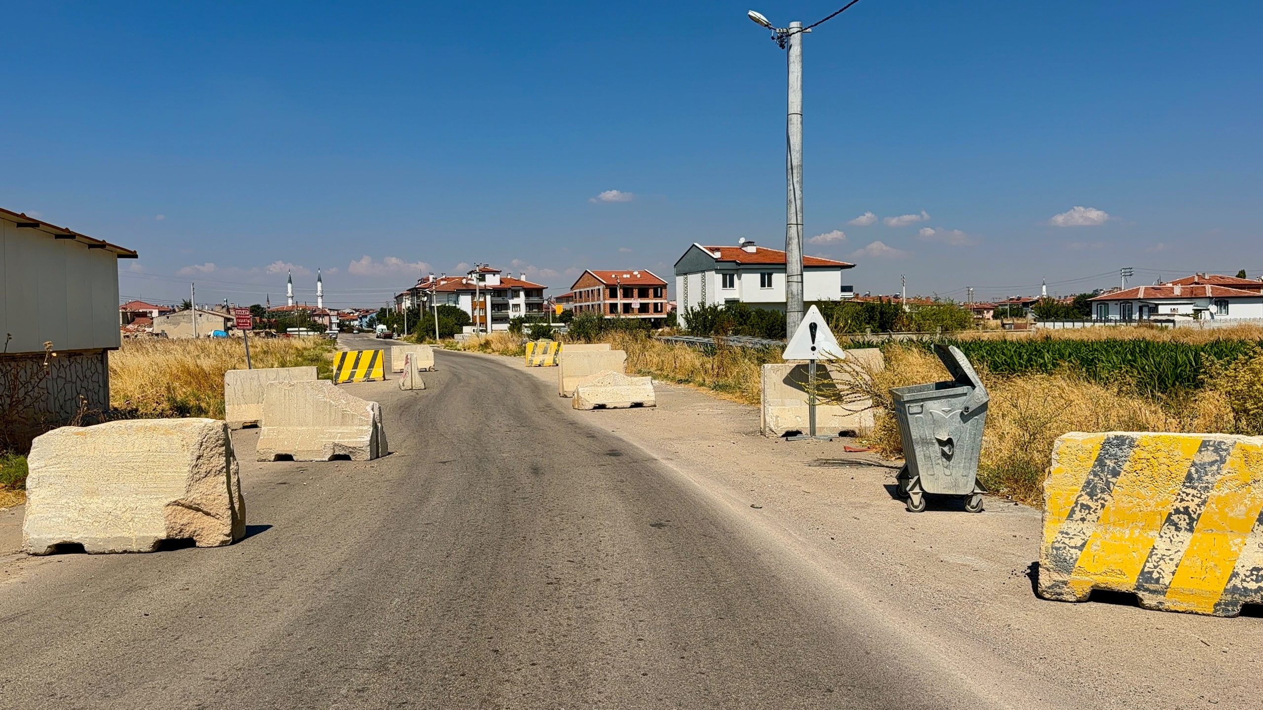 Afyonkarahisar kent merkezinde ki bir mahallede bulunan yola gelişigüzel yerleştirilen beton