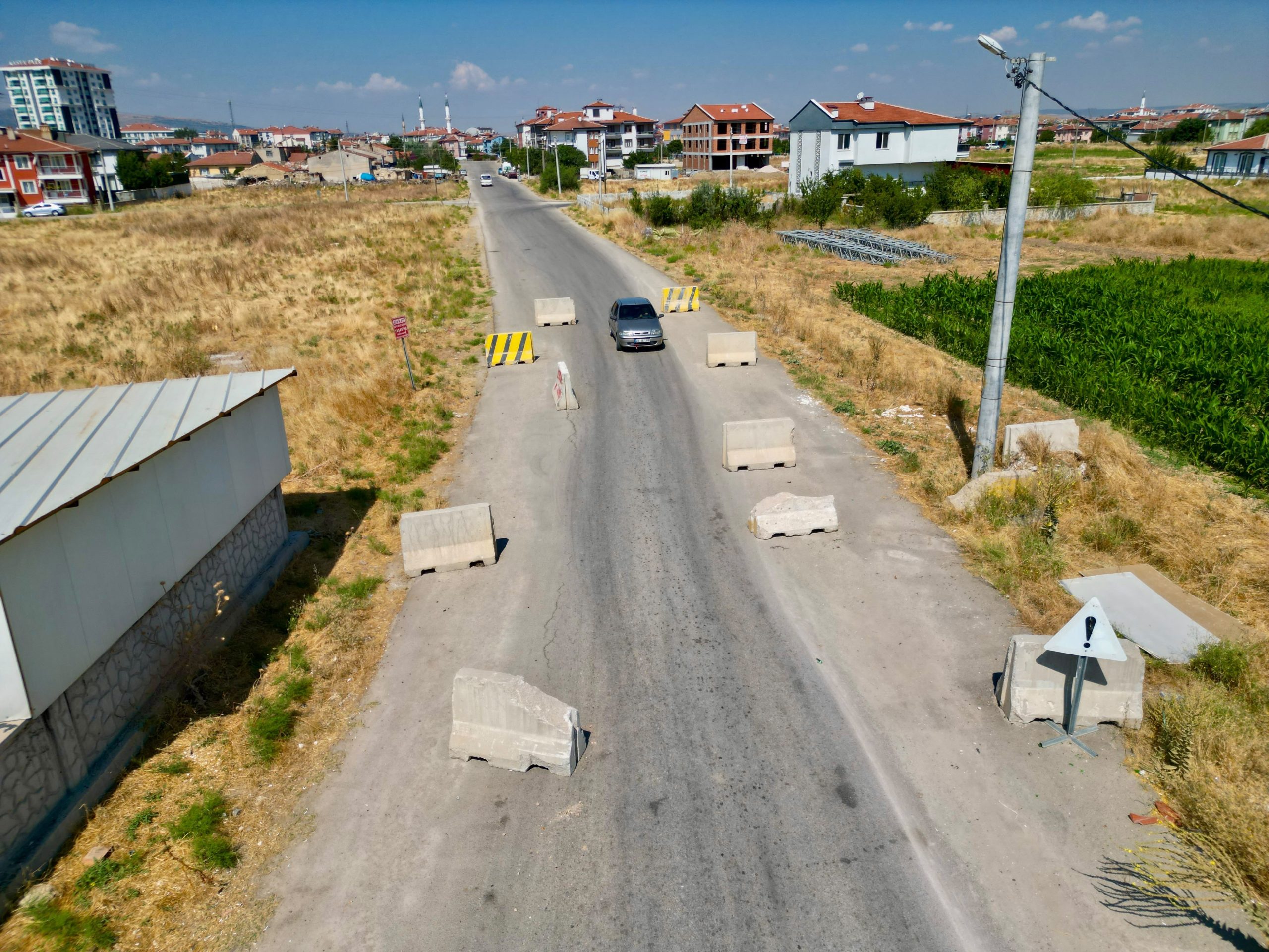 Mahalle sakinlerini çileden çıkaran 'beton bariyer' bilmecesi 1 Mahalle sakinlerini çileden çıkaran 'beton bariyer' bilmecesi