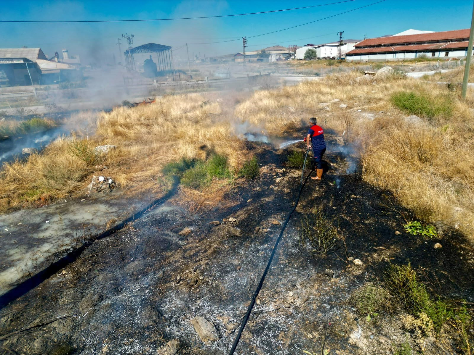 Yol kenarında çıkan anız yangını sürücülere zor anlar yaşattı! 2 Yol kenarında çıkan anız yangını sürücülere zor anlar yaşattı!