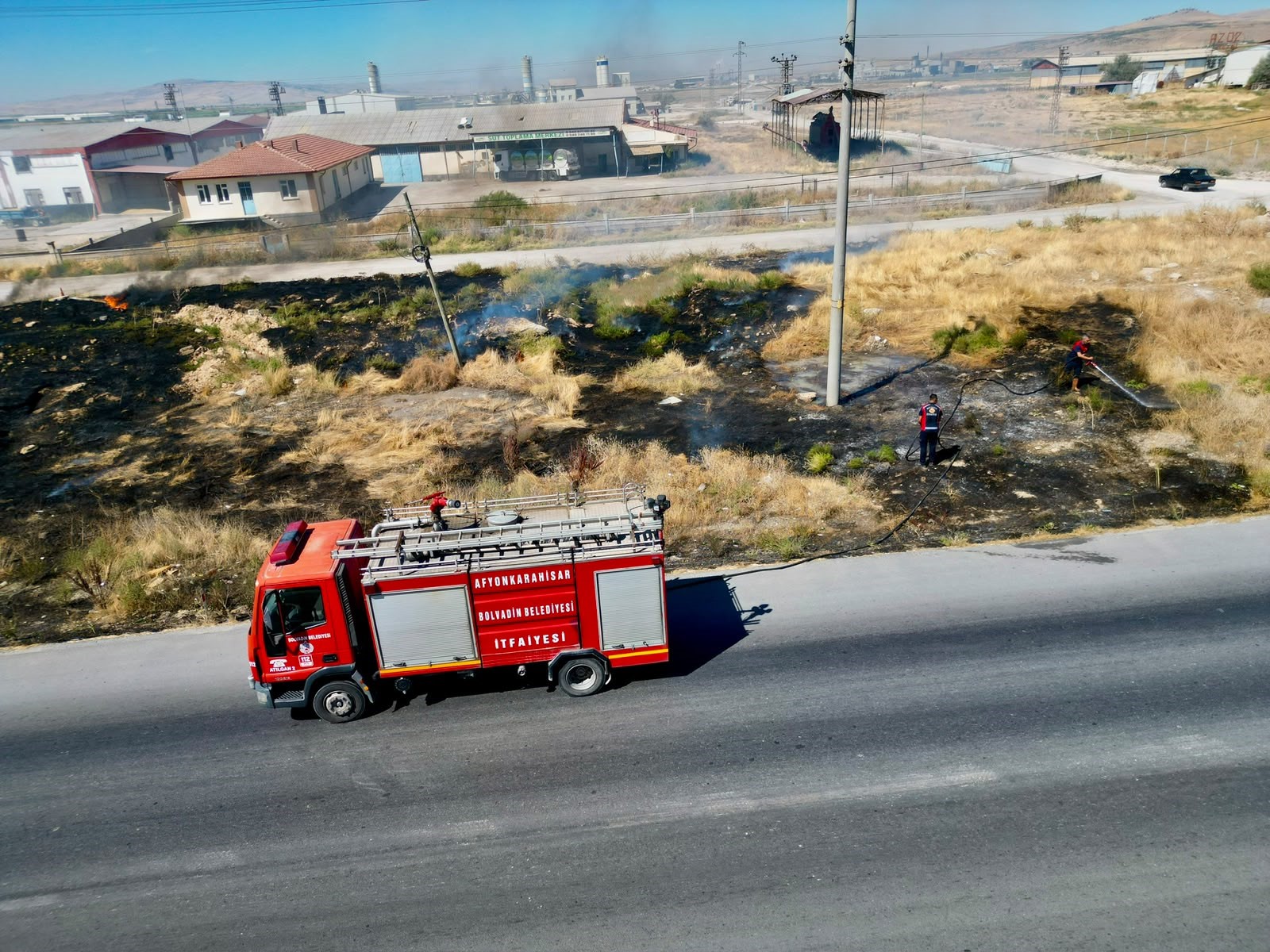 Yol kenarında çıkan anız yangını sürücülere zor anlar yaşattı! 1 Yol kenarında çıkan anız yangını sürücülere zor anlar yaşattı!