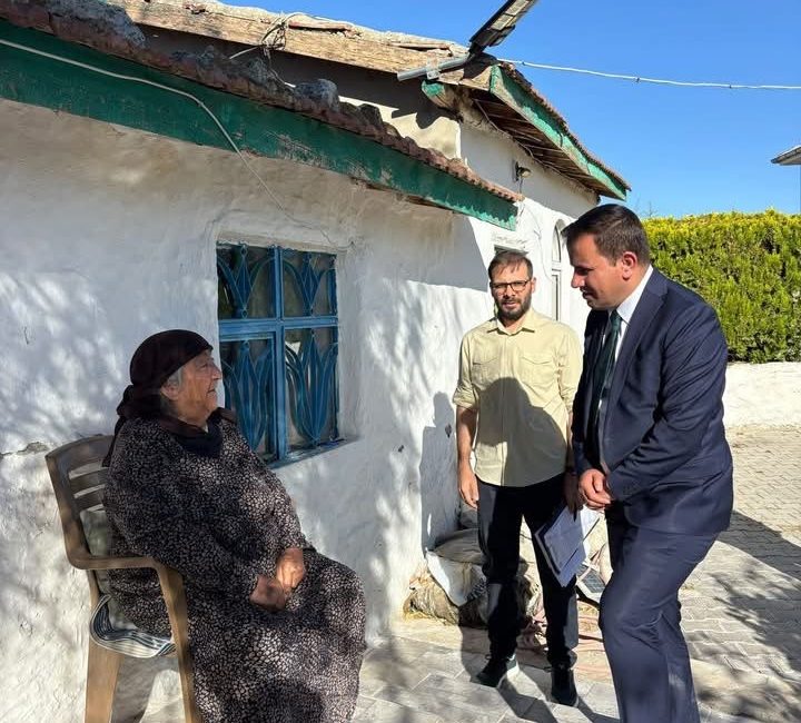 Afyonkarahisar’ın Emirdağ Kaymakamı Adem Topaca, ilçe merkezine bağlı köylerde hane