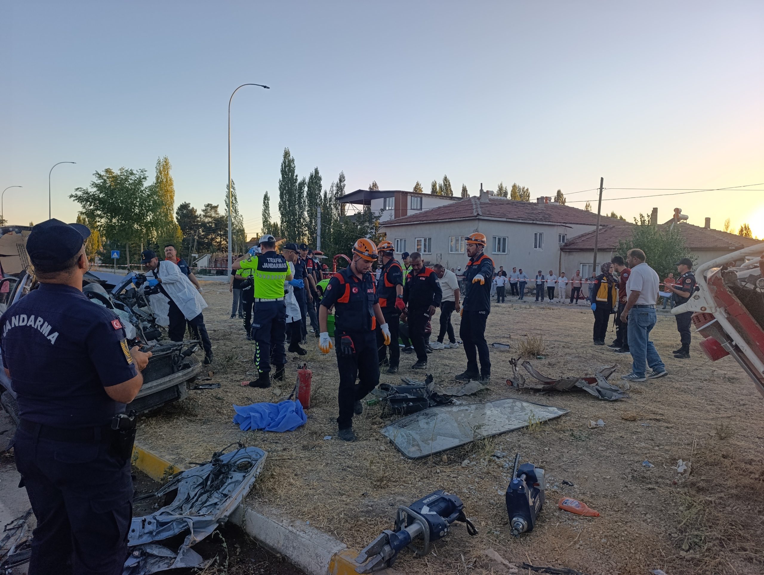 Görev dönüşü acı kaza:1 ölü, 4 yaralı