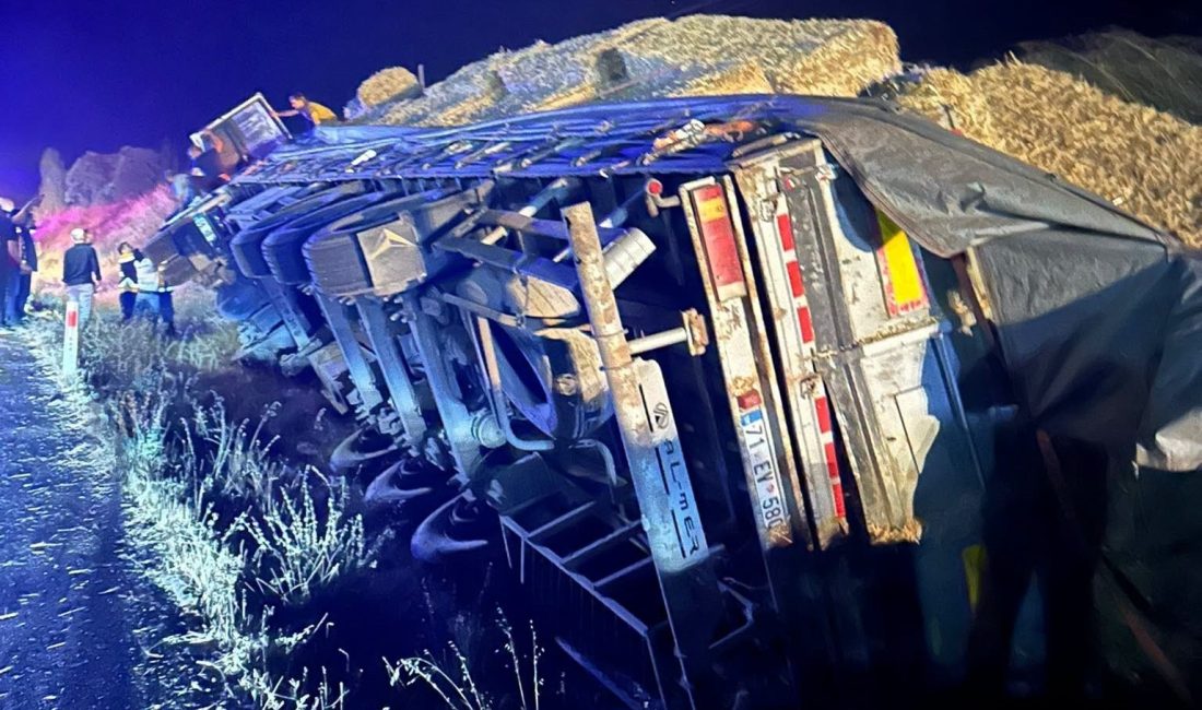 Uşak’ın Banaz ilçesinde saman yüklü tırın devrilmesi sonucu sürücü yaralandı.