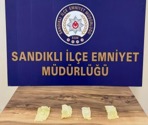 Afyonkarahisar’ın Sandıklı ilçesinde polis ekipleri tarafından uyuşturucu madde kullanan, temin