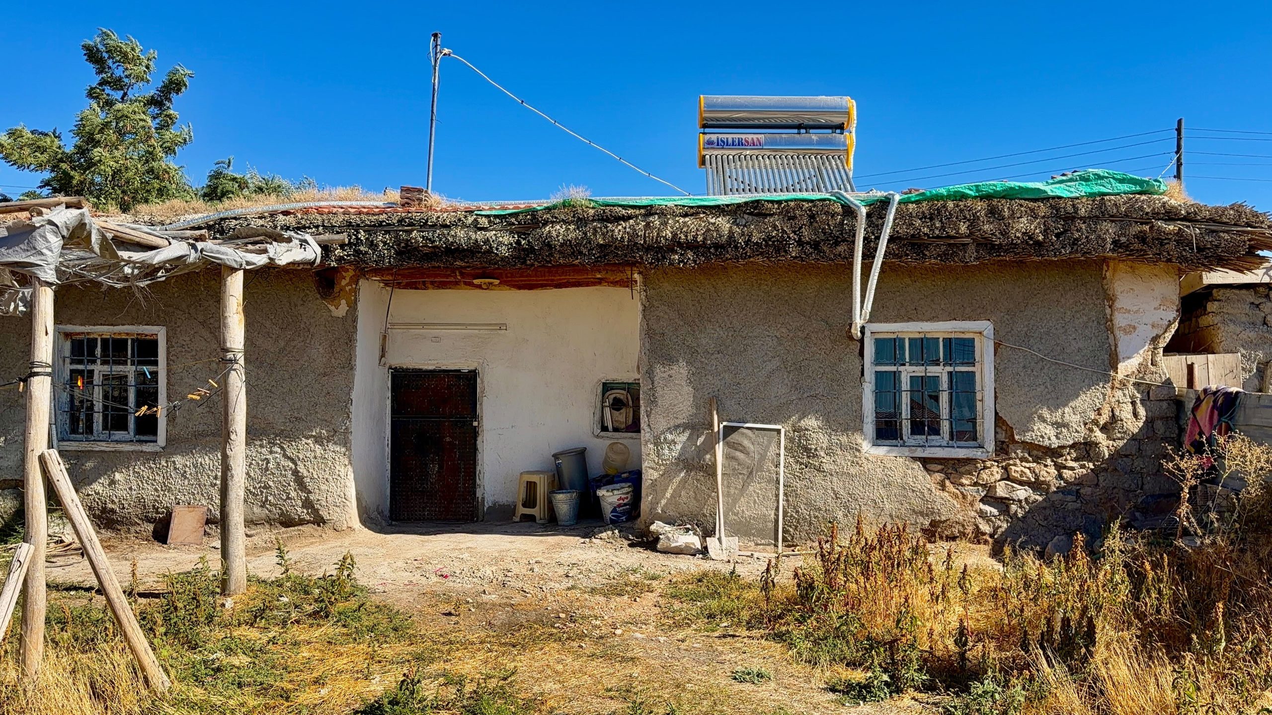 Afyonkarahisar'ın Bolvadin ilçesinde doğuştan zihinsel engelli kızı Emine Çiçeklioğlu'nun (25)
