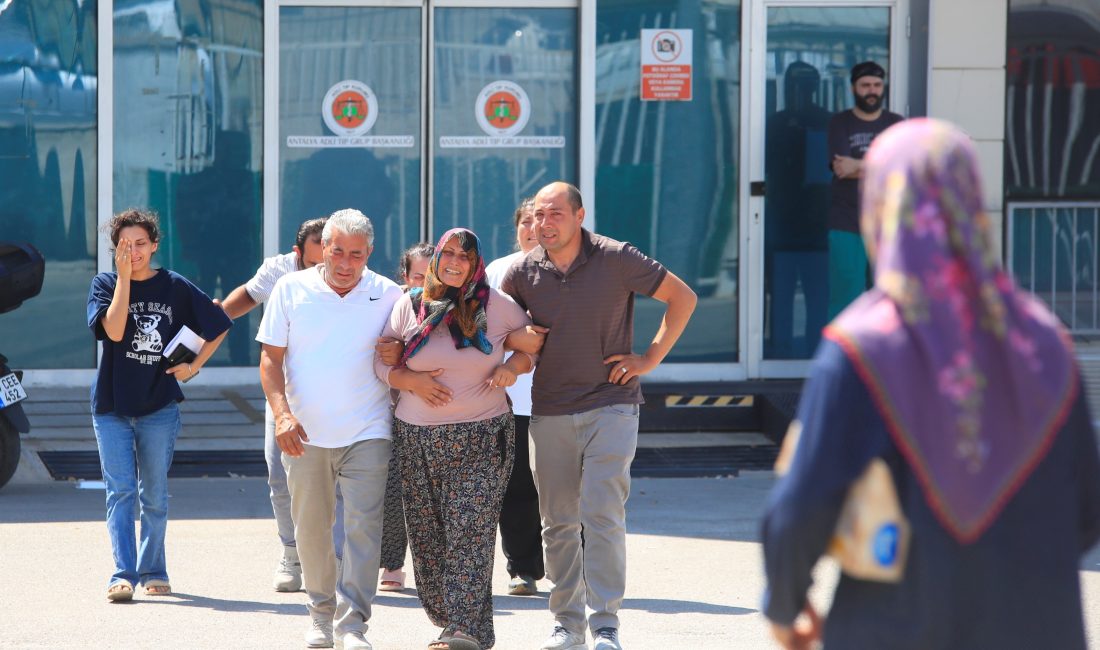 Antalya’nın Manavgat ilçesinde hafif ticari aracın çarptıktan sonra olay yerinden