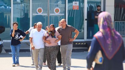 Antalya’nın Manavgat ilçesinde hafif ticari aracın çarptıktan sonra olay yerinden