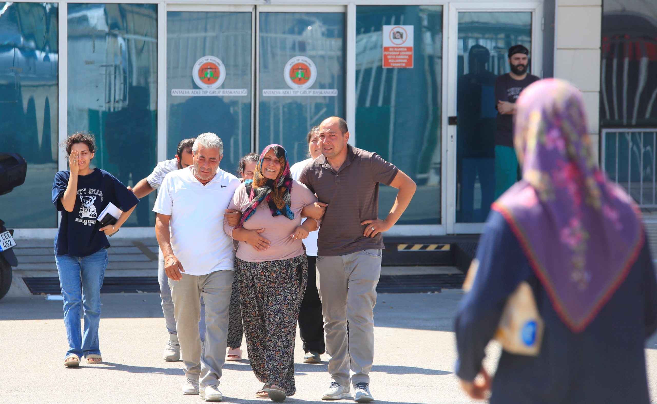Antalya’nın Manavgat ilçesinde hafif ticari aracın çarptıktan sonra olay yerinden