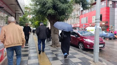 Afyonkarahisar’da meteorolojinin uyarılarının ardından beklenen yağış sabahın erken saatlerinde başlarken,
