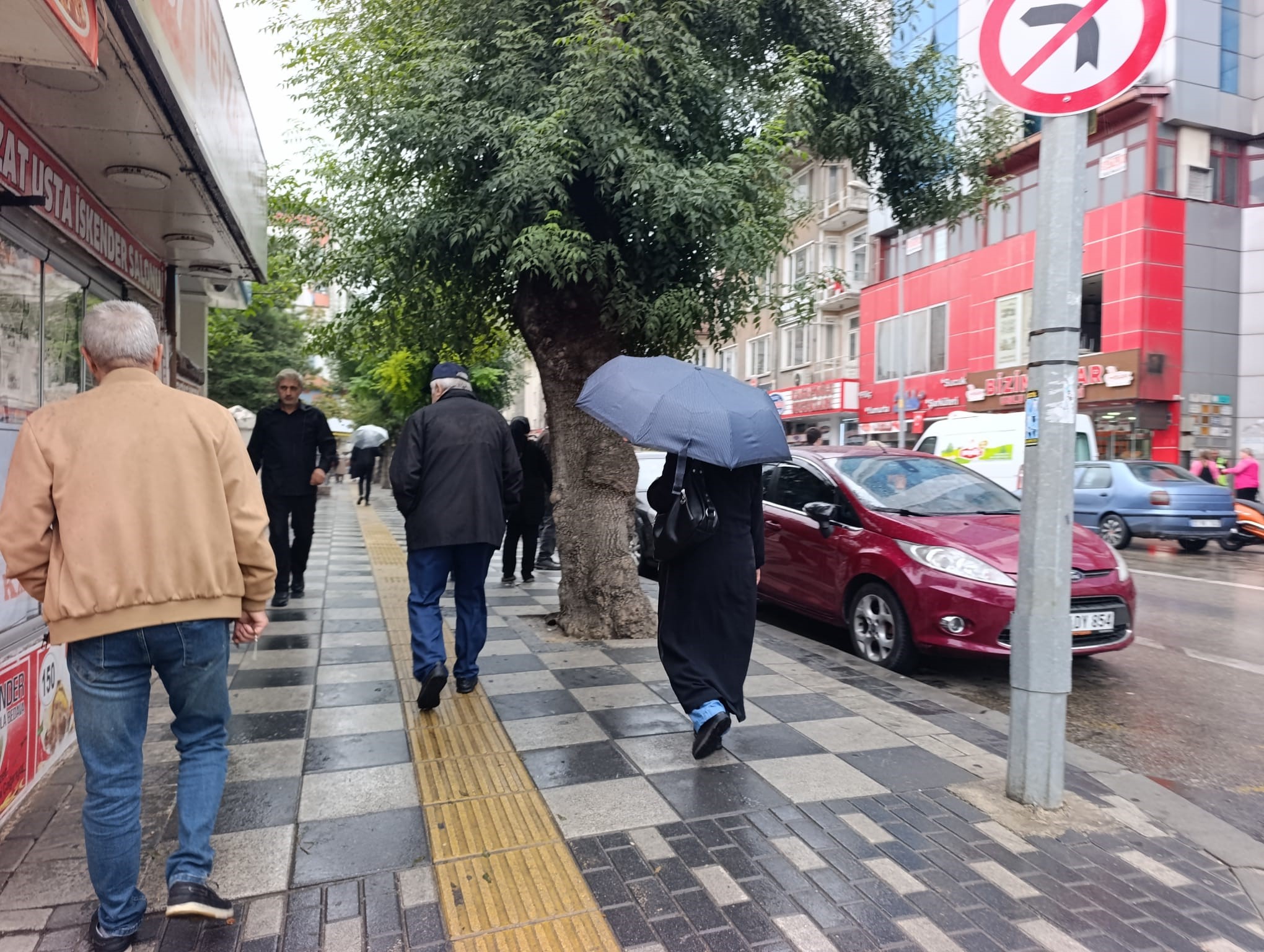 Afyonkarahisar’da meteorolojinin uyarılarının ardından beklenen yağış sabahın erken saatlerinde başlarken,