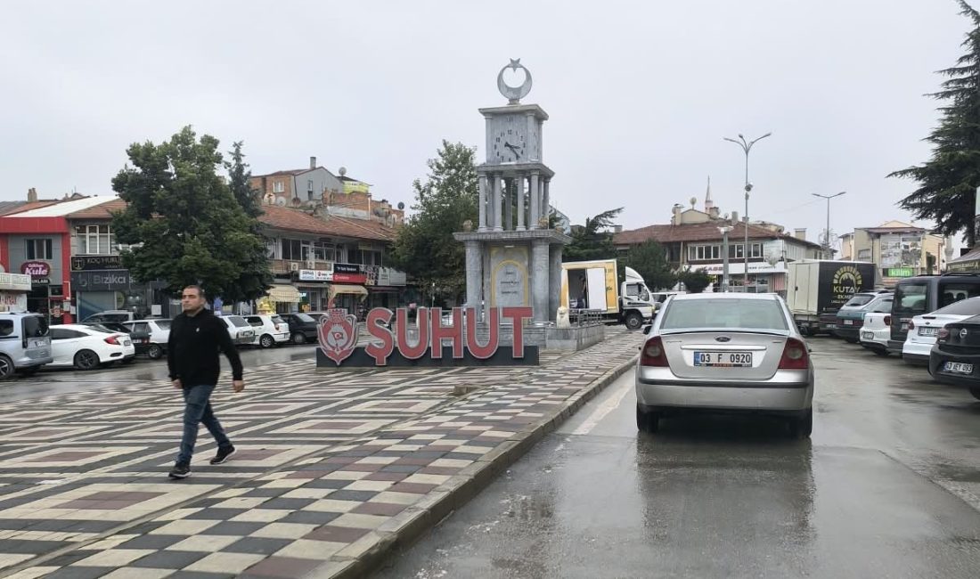 Afyonkarahisar’ın Şuhut ilçesinde yağışlı hava etkili olurken, yağışla birlikte hava