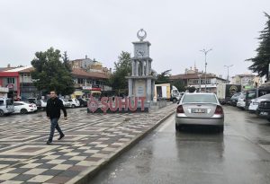 Afyonkarahisar’ın Şuhut ilçesinde yağışlı hava etkili olurken, yağışla birlikte hava