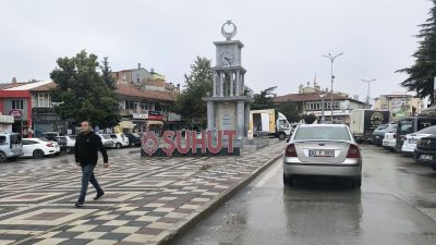 Afyonkarahisar’ın Şuhut ilçesinde yağışlı hava etkili olurken, yağışla birlikte hava