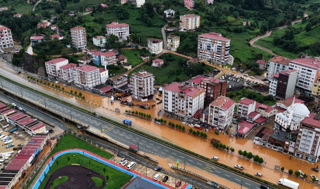 Rize’nin İyidere ilçesinde şiddetli yağışın ardından meydana gelen selin izleri