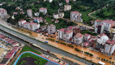 Rize’nin İyidere ilçesinde şiddetli yağışın ardından meydana gelen selin izleri