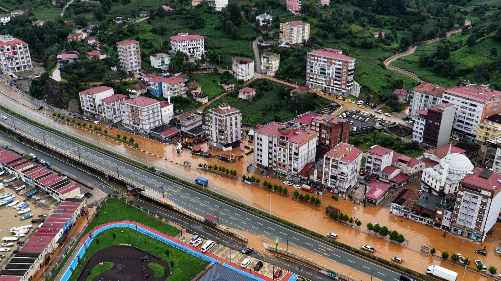 Rize’nin İyidere ilçesinde şiddetli yağışın ardından meydana gelen selin izleri