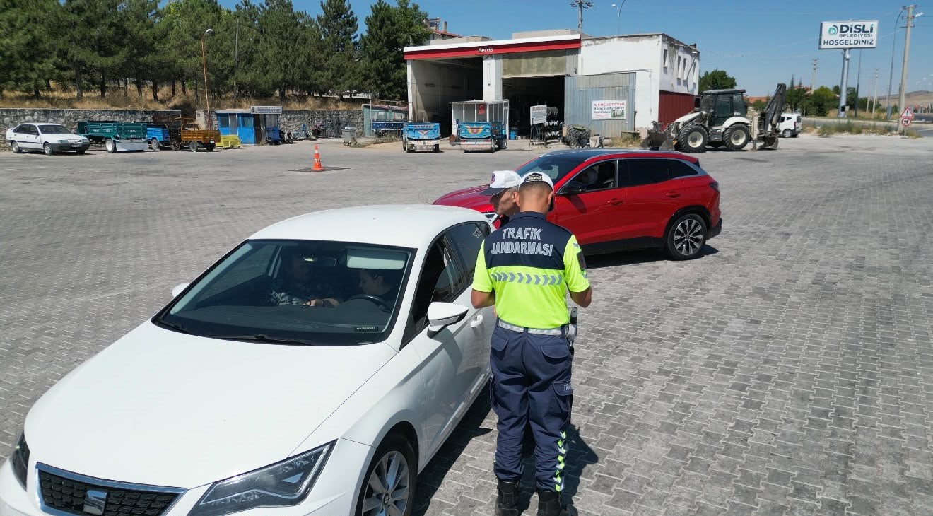 Afyonkarahisar'ın Bolvadin ilçesinde tüm giriş ve çıkış noktalarında her gün