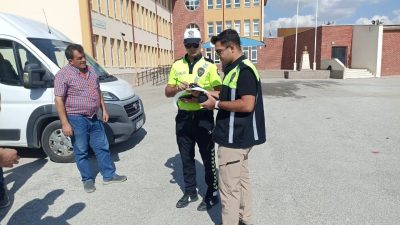 Afyonkarahisar’ın Sandıklı ilçesinde okulların açılması ile birlikte okul çevreleri ve