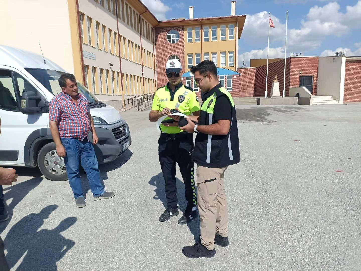 Afyonkarahisar’ın Sandıklı ilçesinde okulların açılması ile birlikte okul çevreleri ve