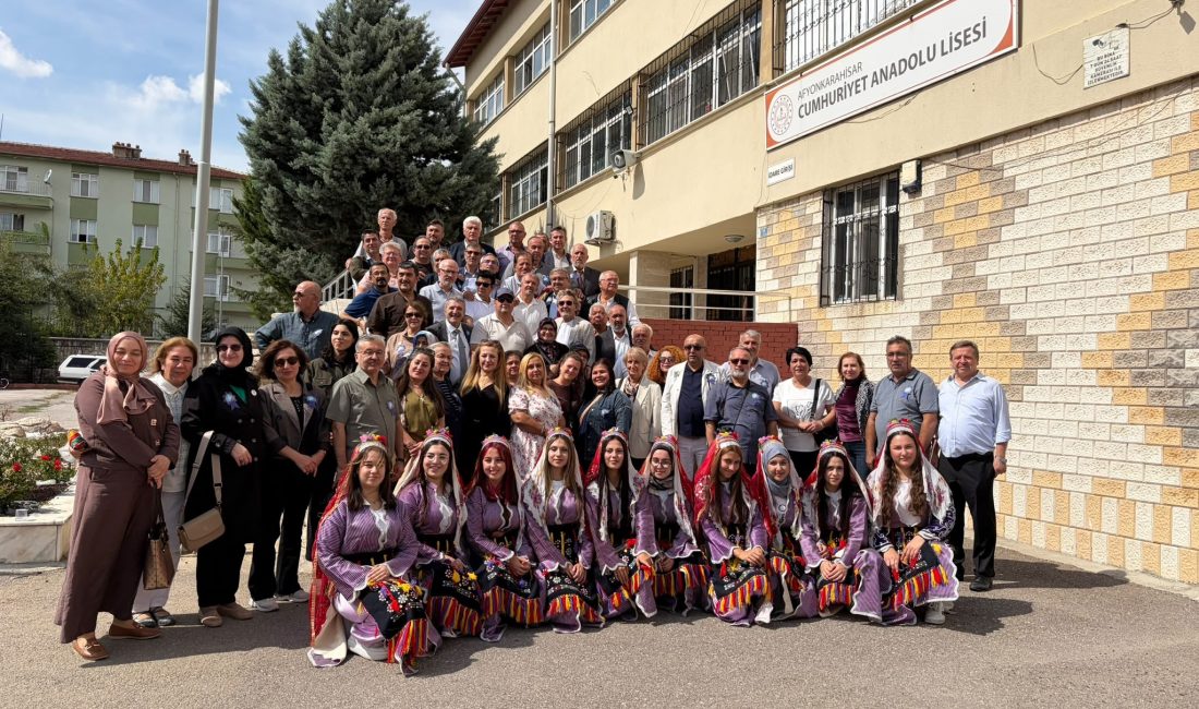Afyonkarahisar Cumhuriyet Anadolu Lisesi’nin 1984-1985 dönemi mezunları, mezuniyetlerinin 40’ıncı yılında