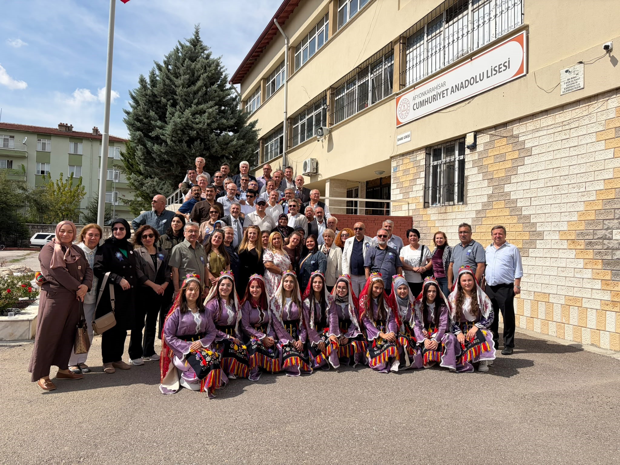 Afyonkarahisar Cumhuriyet Anadolu Lisesi’nin 1984-1985 dönemi mezunları, mezuniyetlerinin 40’ıncı yılında