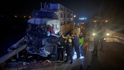 Afyonkarahisar'da iki kamyonun çarpışması sonucu yaşanan trafik kazasında sürücülerden biri
