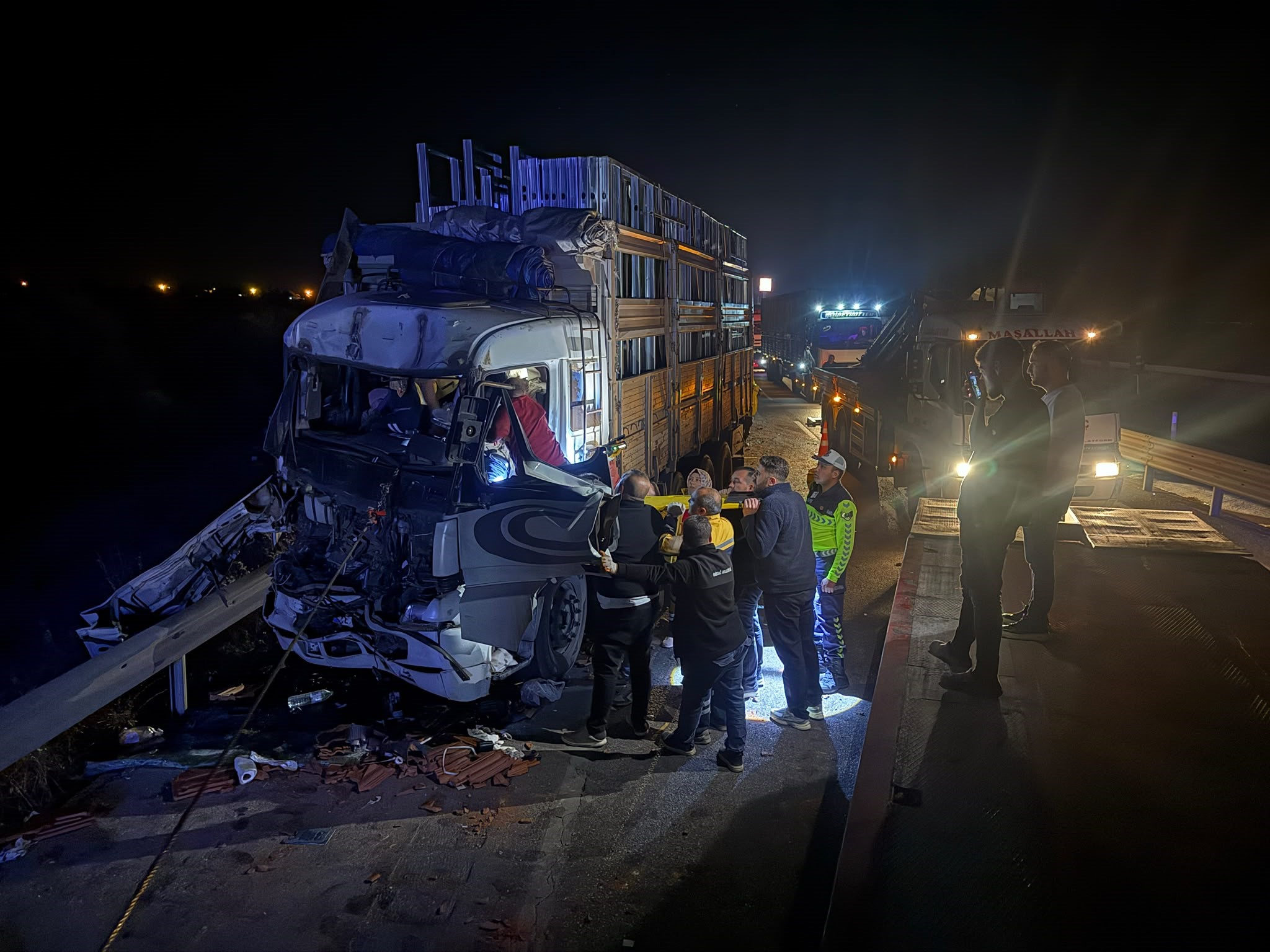 Afyonkarahisar'da iki kamyonun çarpışması sonucu yaşanan trafik kazasında sürücülerden biri
