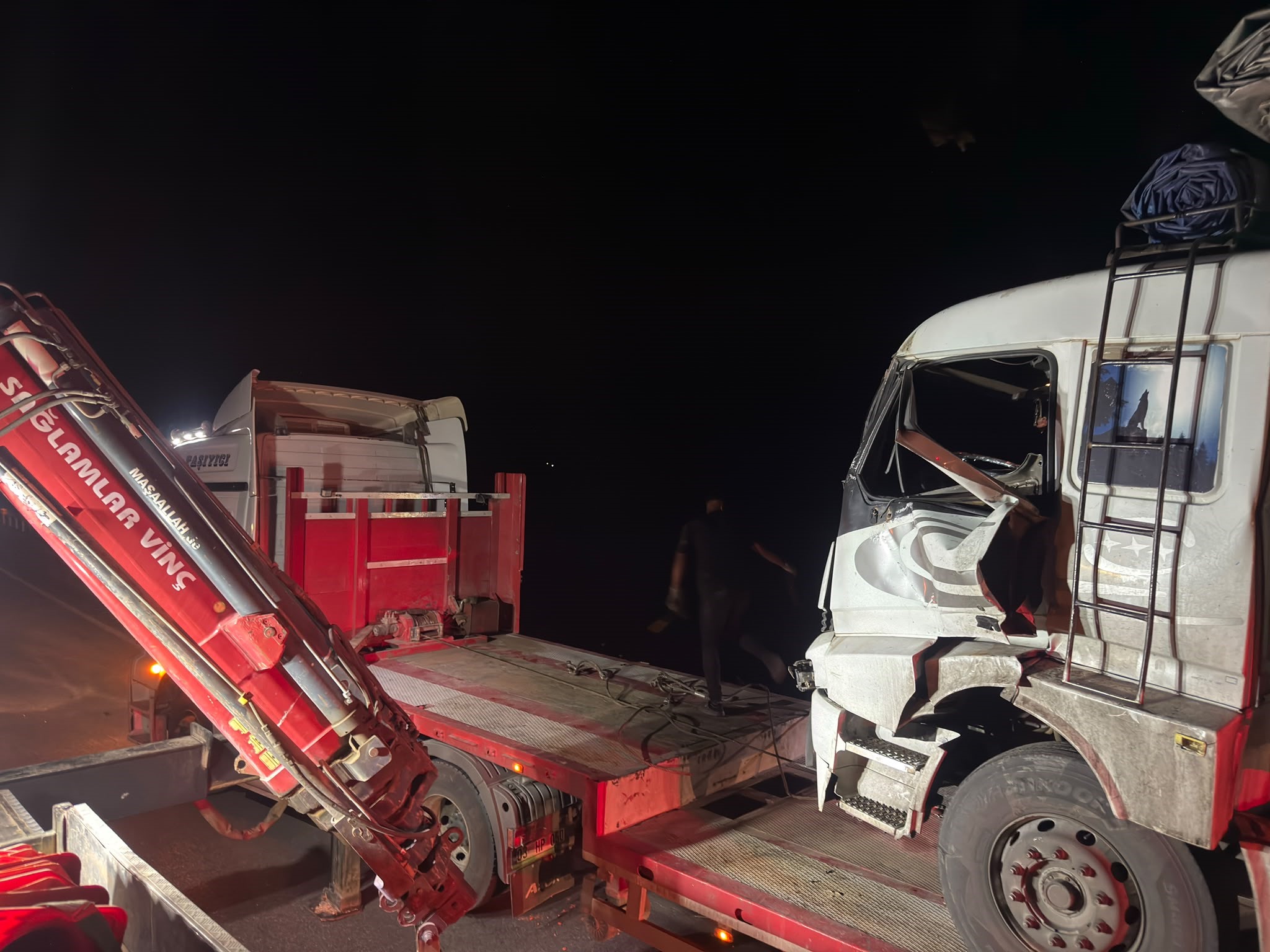 Yaralanan kamyon sürücüsünün feryatları yürekleri burktu 1 Yaralanan kamyon sürücüsünün feryatları yürekleri burktu