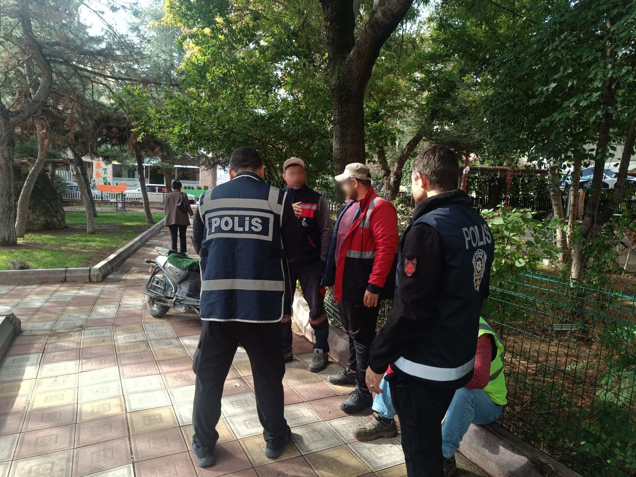  Afyonkarahisar İl Emniyet Müdürlüğü ekipleri, eğitim ve öğretim ortamının huzur