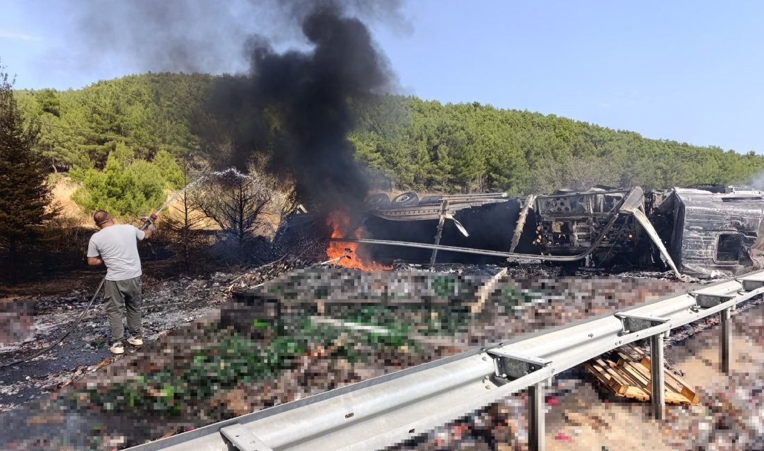 Uşak'ın Banaz ilçesinde alkol yüklü tırın bariyere çarpıp devrilmesi sonucu