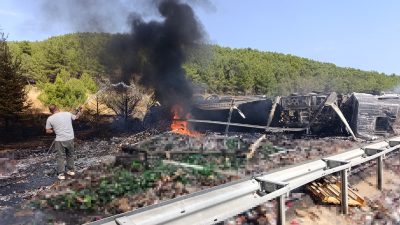 Uşak'ın Banaz ilçesinde alkol yüklü tırın bariyere çarpıp devrilmesi sonucu