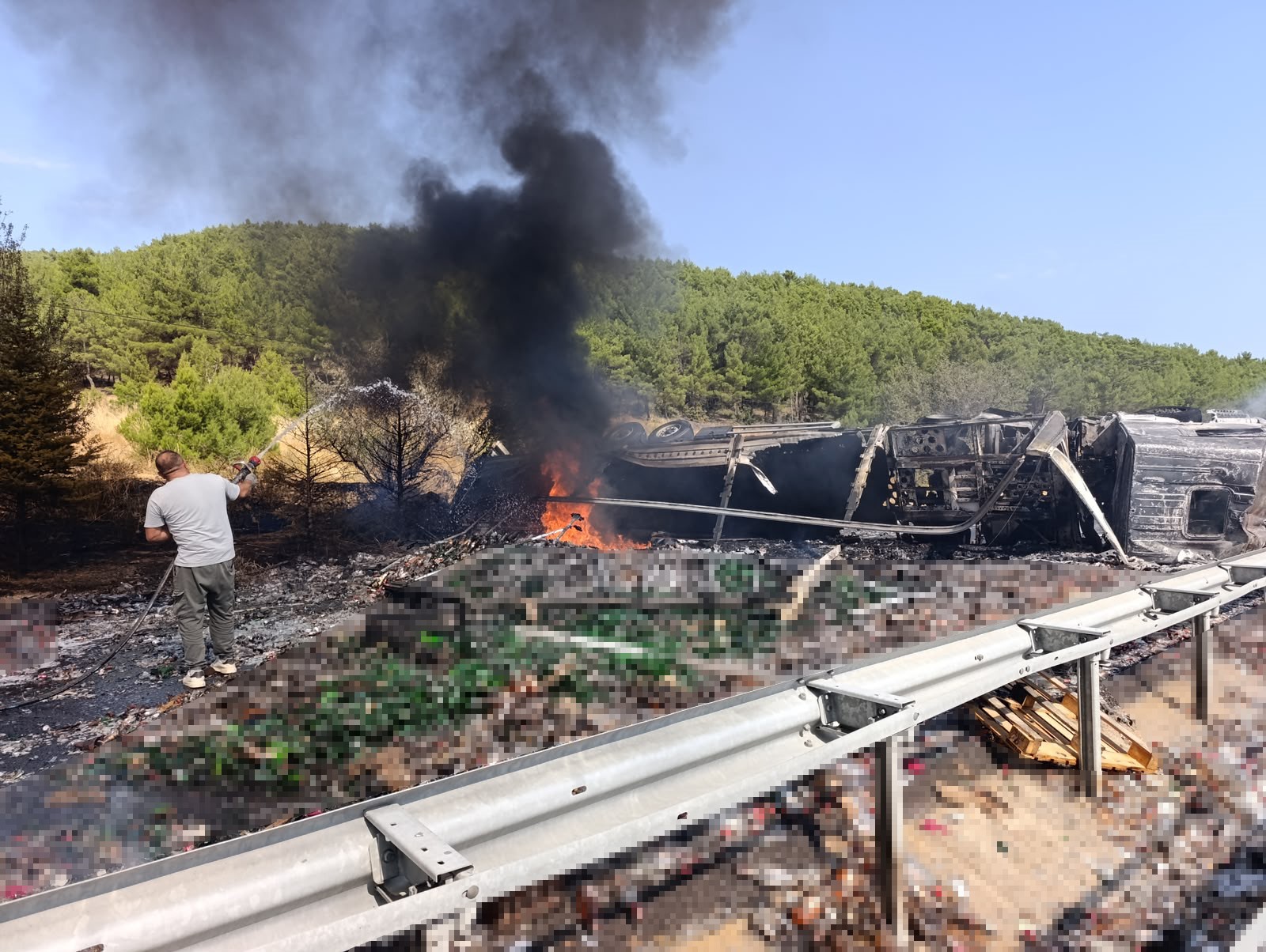 Uşak'ın Banaz ilçesinde alkol yüklü tırın bariyere çarpıp devrilmesi sonucu