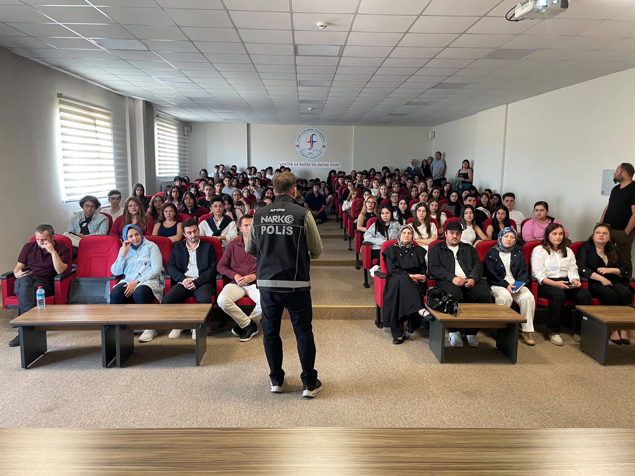 Üniversite öğrencilerine bağımlılıkla mücadele eğitimi verildi 2 Üniversite öğrencilerine bağımlılıkla mücadele eğitimi verildi