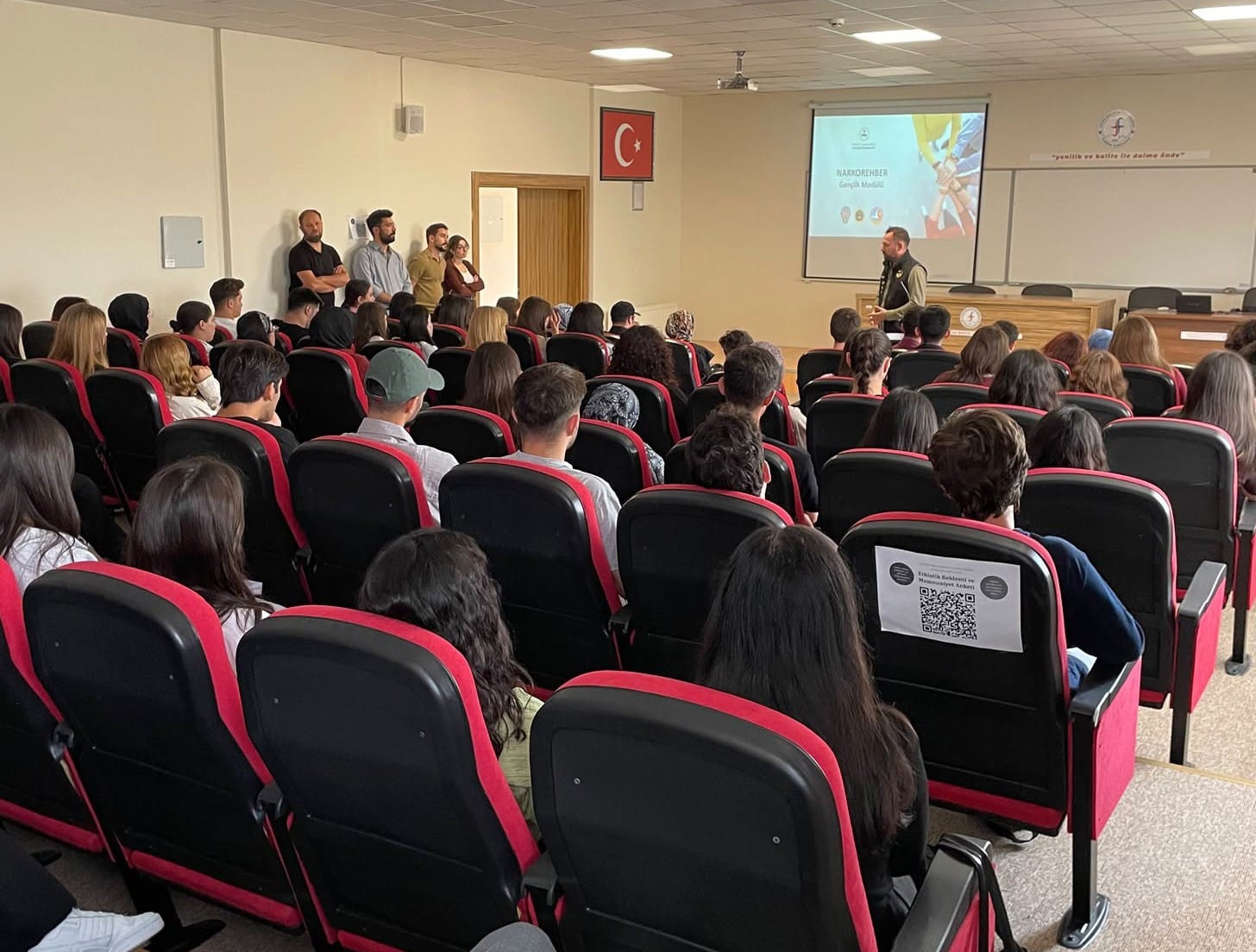 Afyonkarahisar’da polis ekipleri tarafından üniversite öğrencilerine yönelik uyuşturucuyla mücadele kapsamında