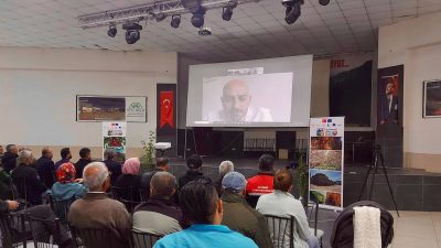 Afyonkarahisar'ın Sultandağı ilçesinde üreticilere yönelik kuşburnu ve badem yetiştiriciliği eğitimi