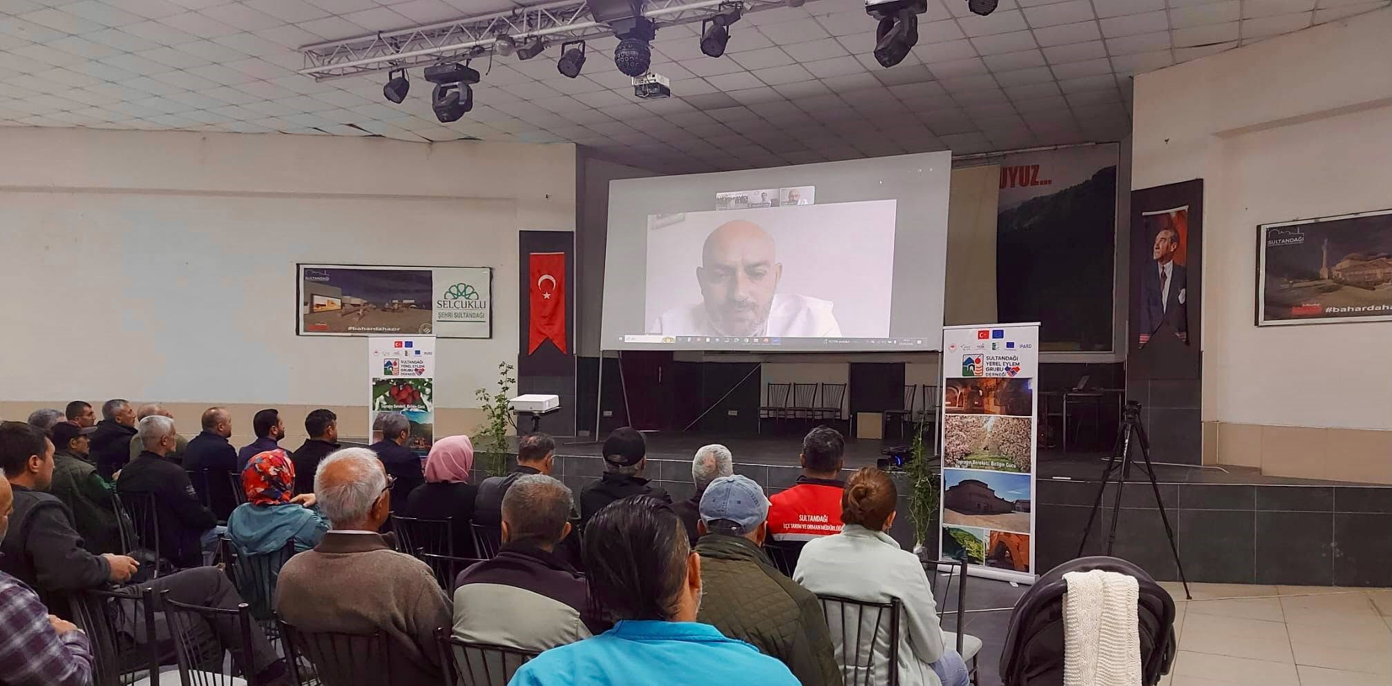 Afyonkarahisar'ın Sultandağı ilçesinde üreticilere yönelik kuşburnu ve badem yetiştiriciliği eğitimi