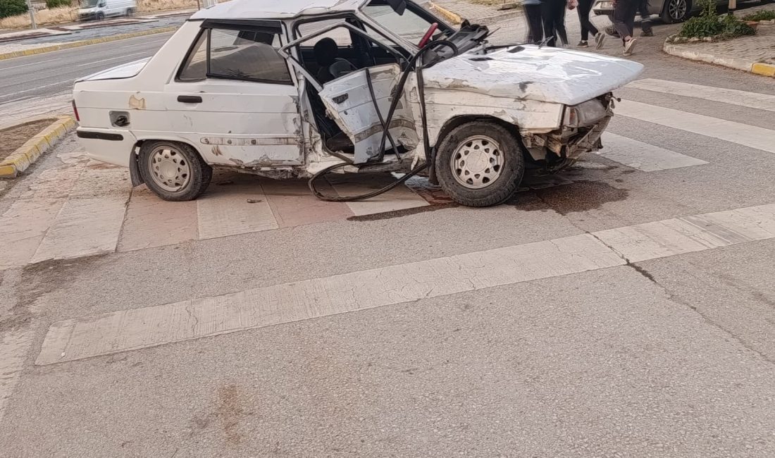 Afyonkarahisar'da kamyonet ile otomobilin çarpışması sonucu yaşanan trafik kazasında 3