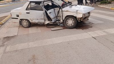 Afyonkarahisar'da kamyonet ile otomobilin çarpışması sonucu yaşanan trafik kazasında 3