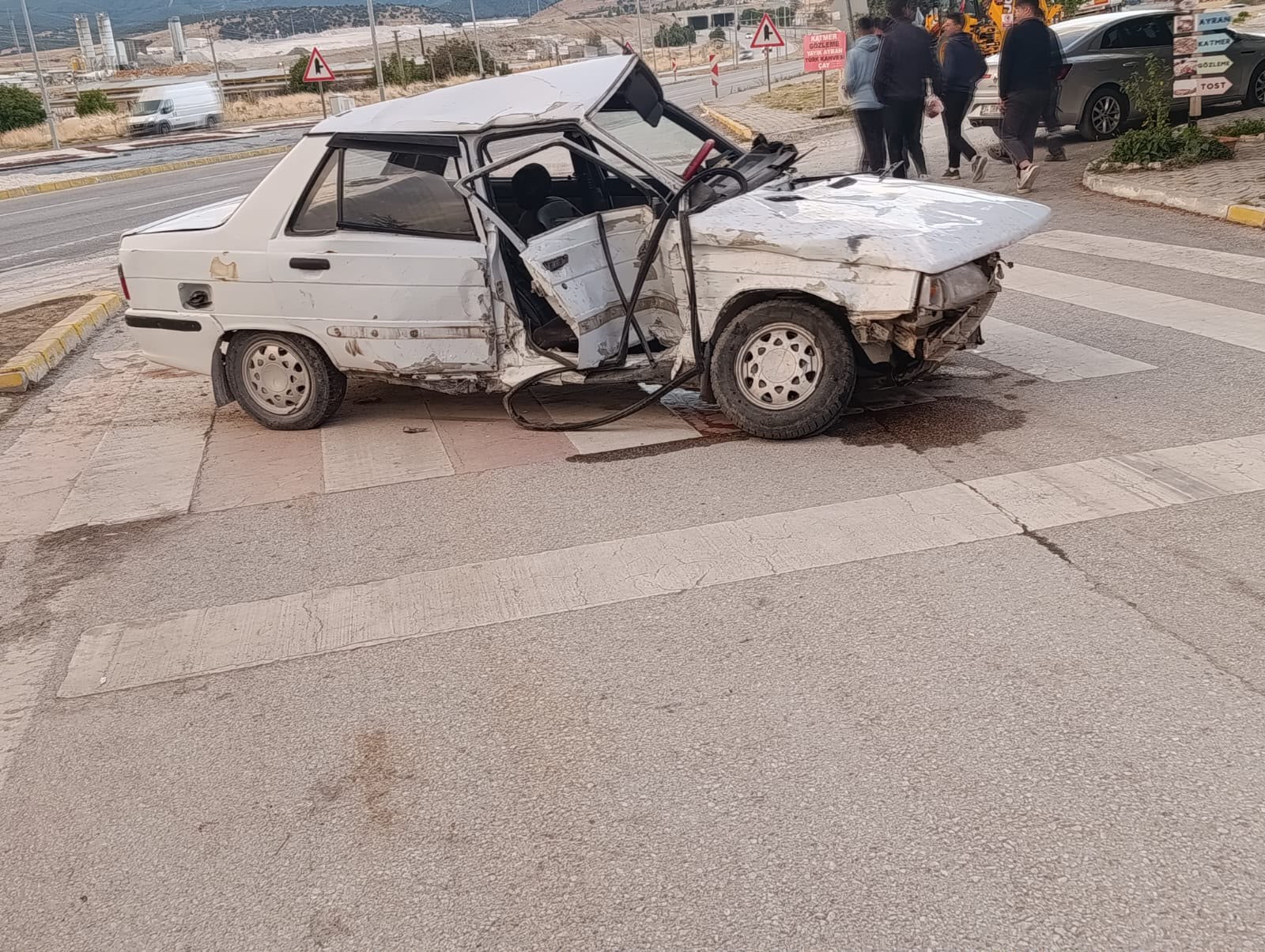 Afyonkarahisar'da kamyonet ile otomobilin çarpışması sonucu yaşanan trafik kazasında 3