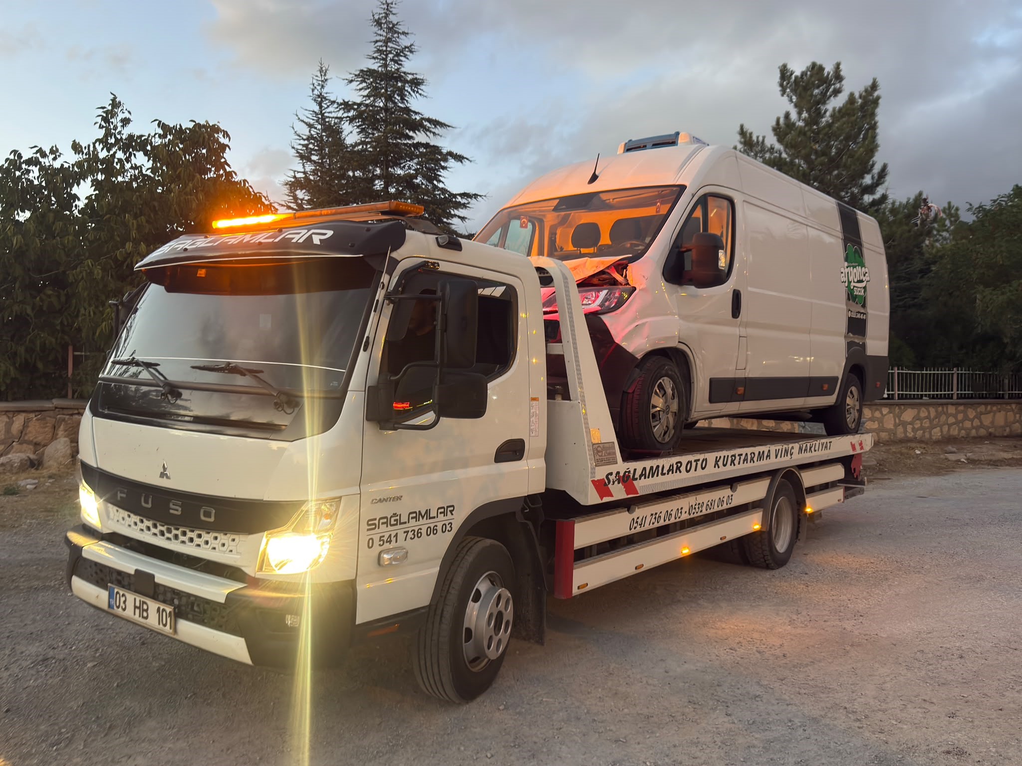 Bayat'ta otomobil ve kamyonet çarpıştı: 3 yaralı