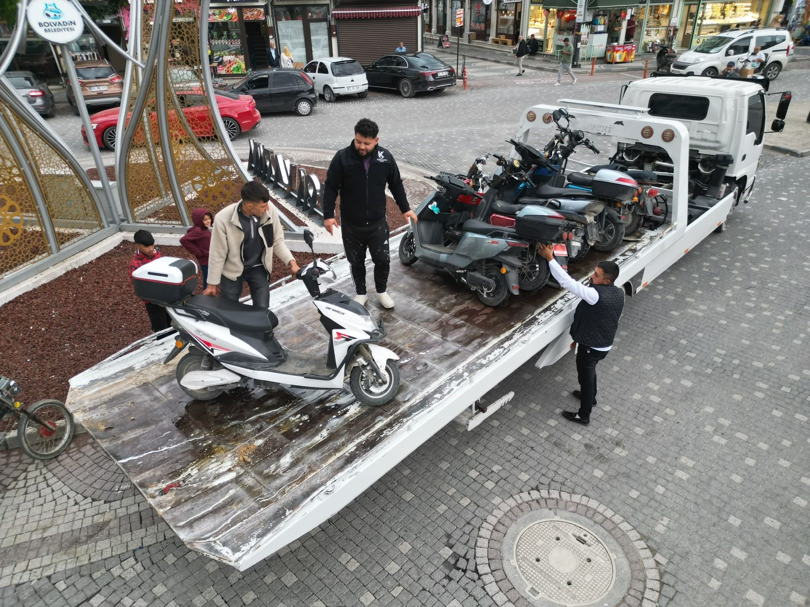 Polis durdurdu, gerçek ortaya çıktı: 36 motosiklet plakasız 2 Polis durdurdu, gerçek ortaya çıktı: 36 motosiklet plakasız
