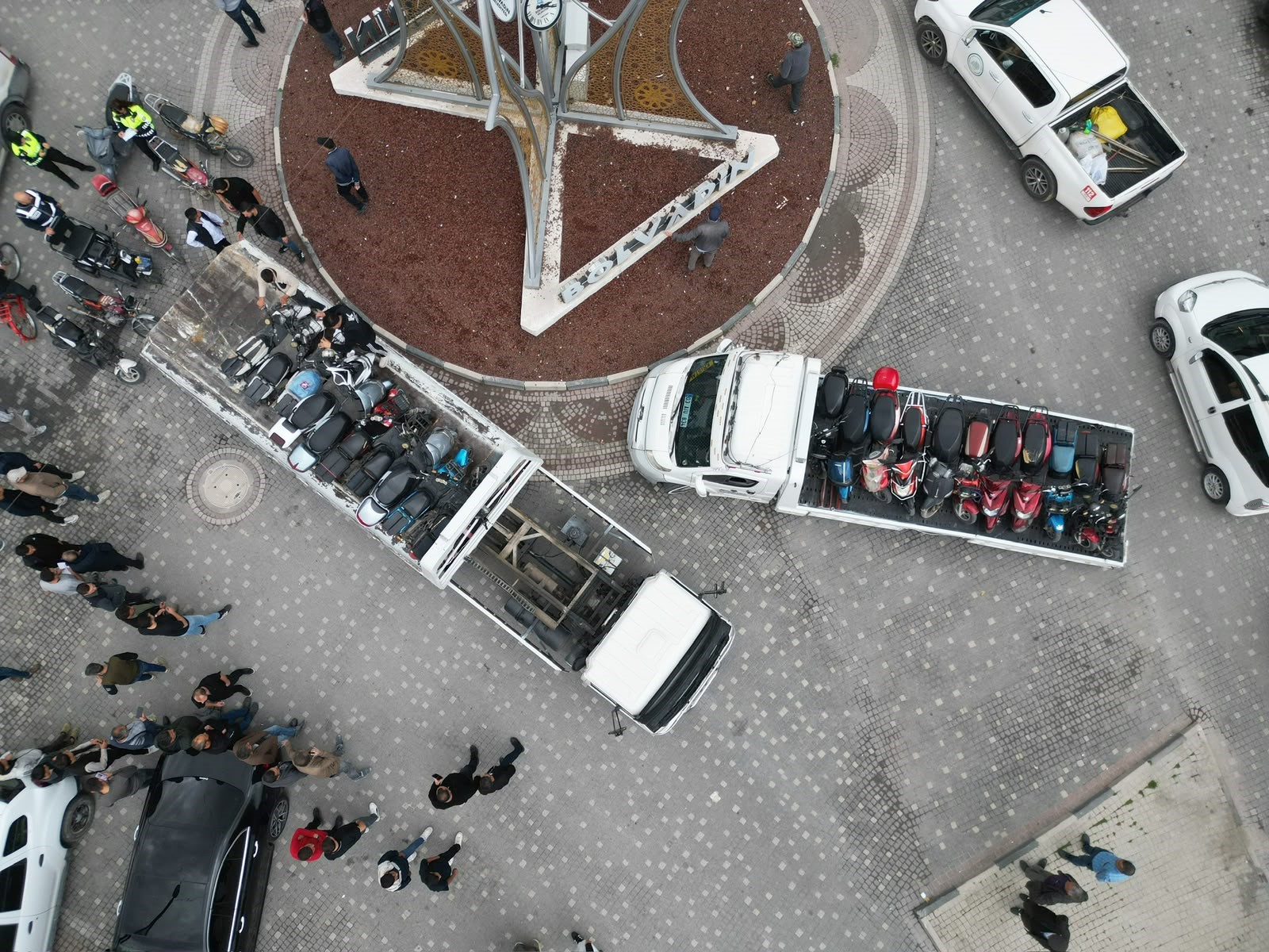 Polis durdurdu, gerçek ortaya çıktı: 36 motosiklet plakasız 1 Polis durdurdu, gerçek ortaya çıktı: 36 motosiklet plakasız