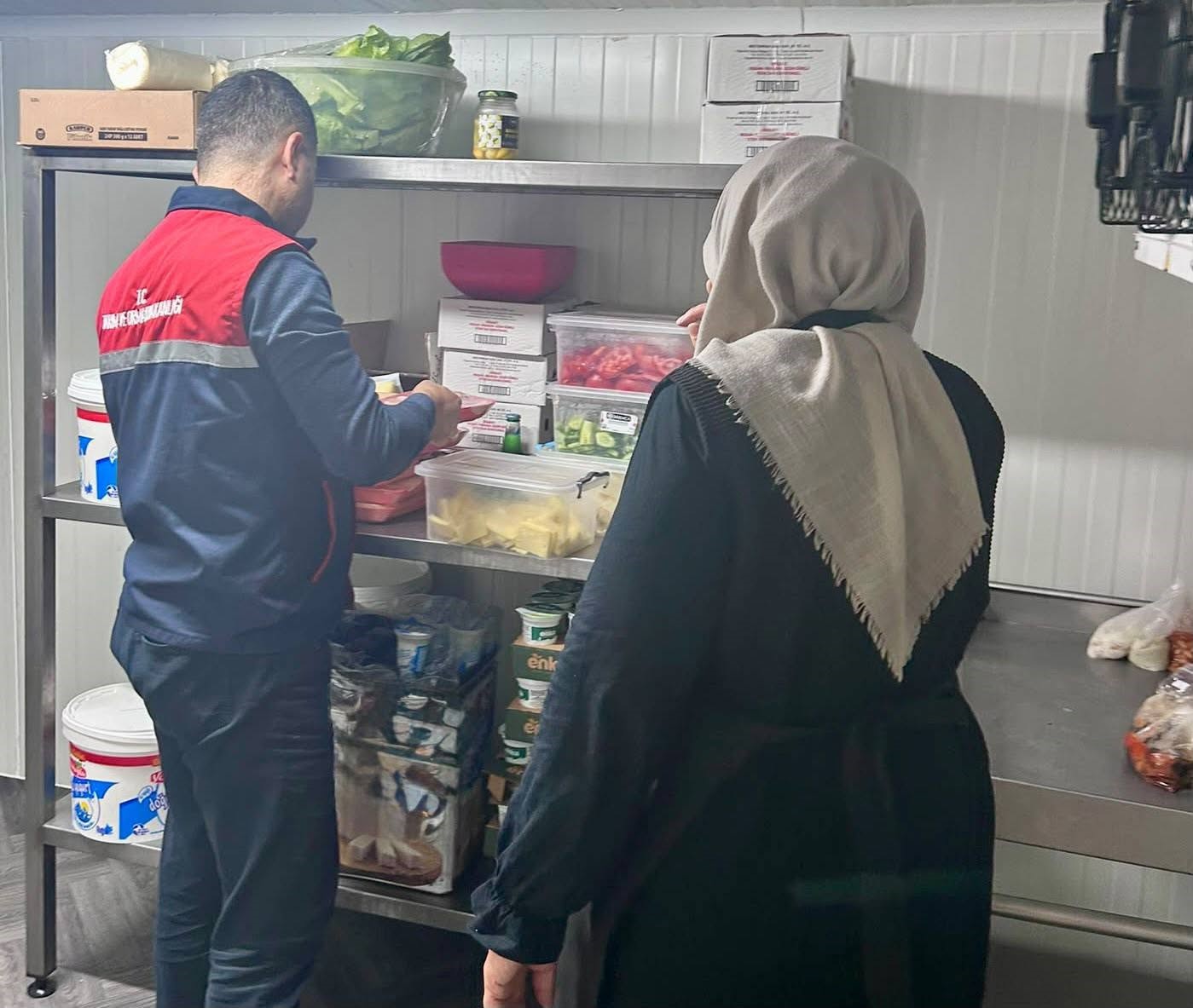 Afyonkarahisar’ın Bolvadin ilçesinde, öğrencilerin güvenilir gıdaya erişimini sağlamak amacıyla ilçe