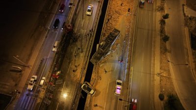 Afyonkarahisar'da tuğla yüklü tır ve otomobillerin karıştığı kazada ortalık savaş