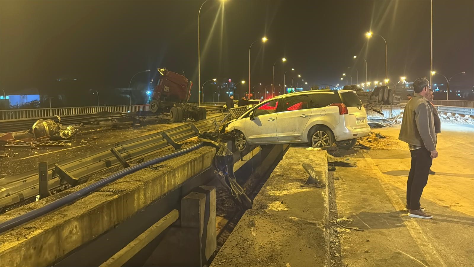 Afyonkarahisar'da tır ile otomobiller çarpıştı: 1 ölü, 7 yaralı 4 Afyonkarahisar'da tır ile otomobiller çarpıştı: 1 ölü, 7 yaralı