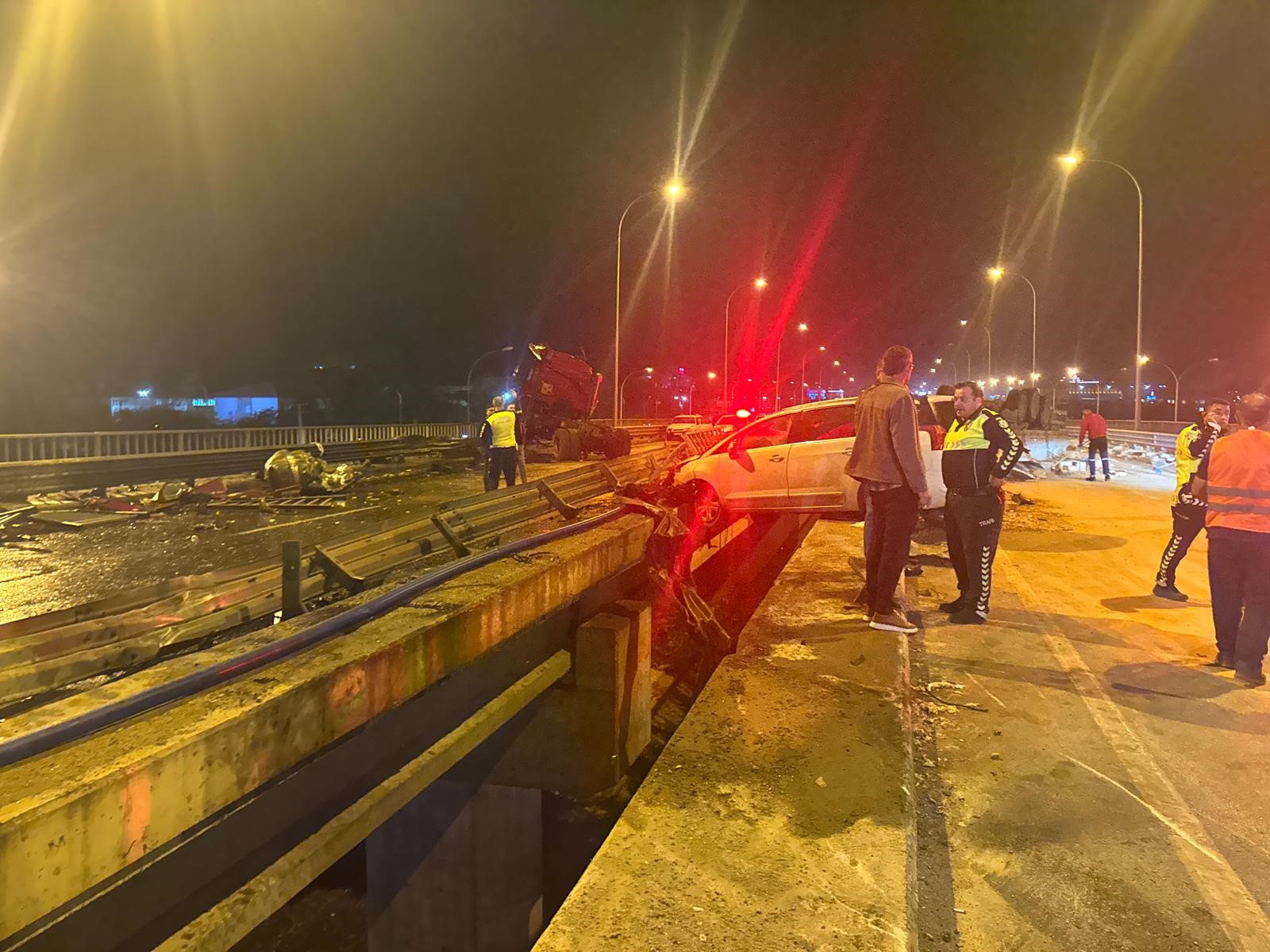 Afyonkarahisar'da tır ile otomobiller çarpıştı: 1 ölü, 7 yaralı 1 Afyonkarahisar'da tır ile otomobiller çarpıştı: 1 ölü, 7 yaralı