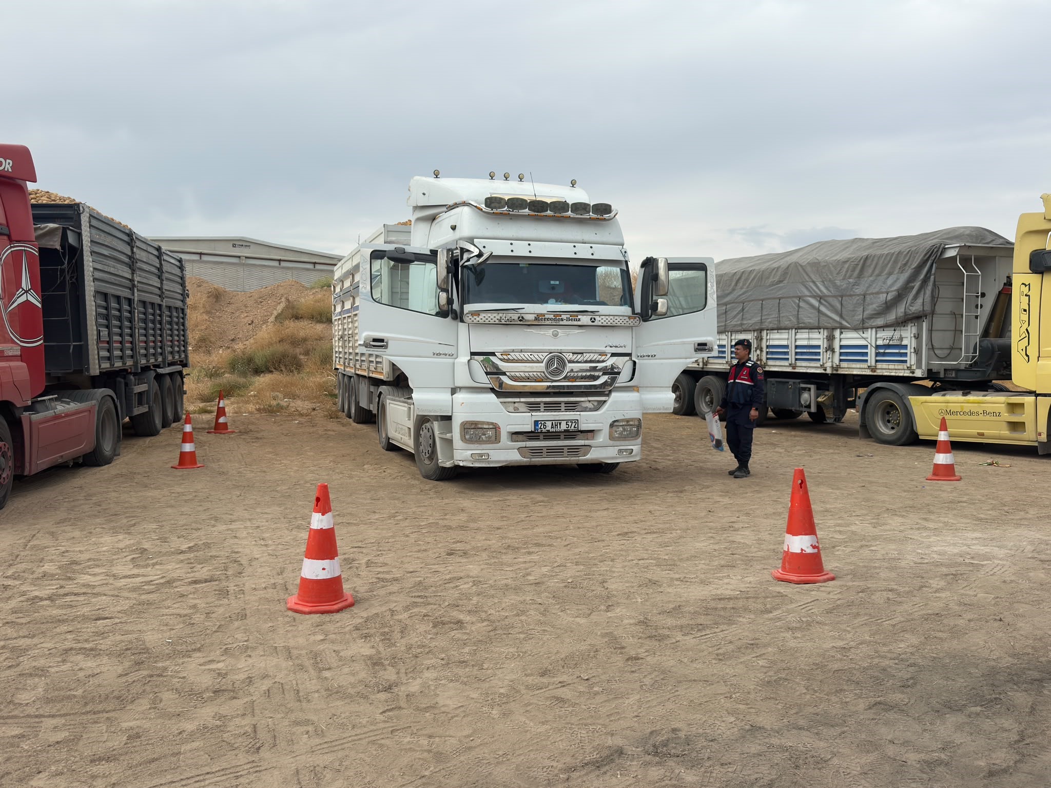 Afyonkarahisar’ın Emirdağ ilçesinde uzun süre park halinde duran tırın 56